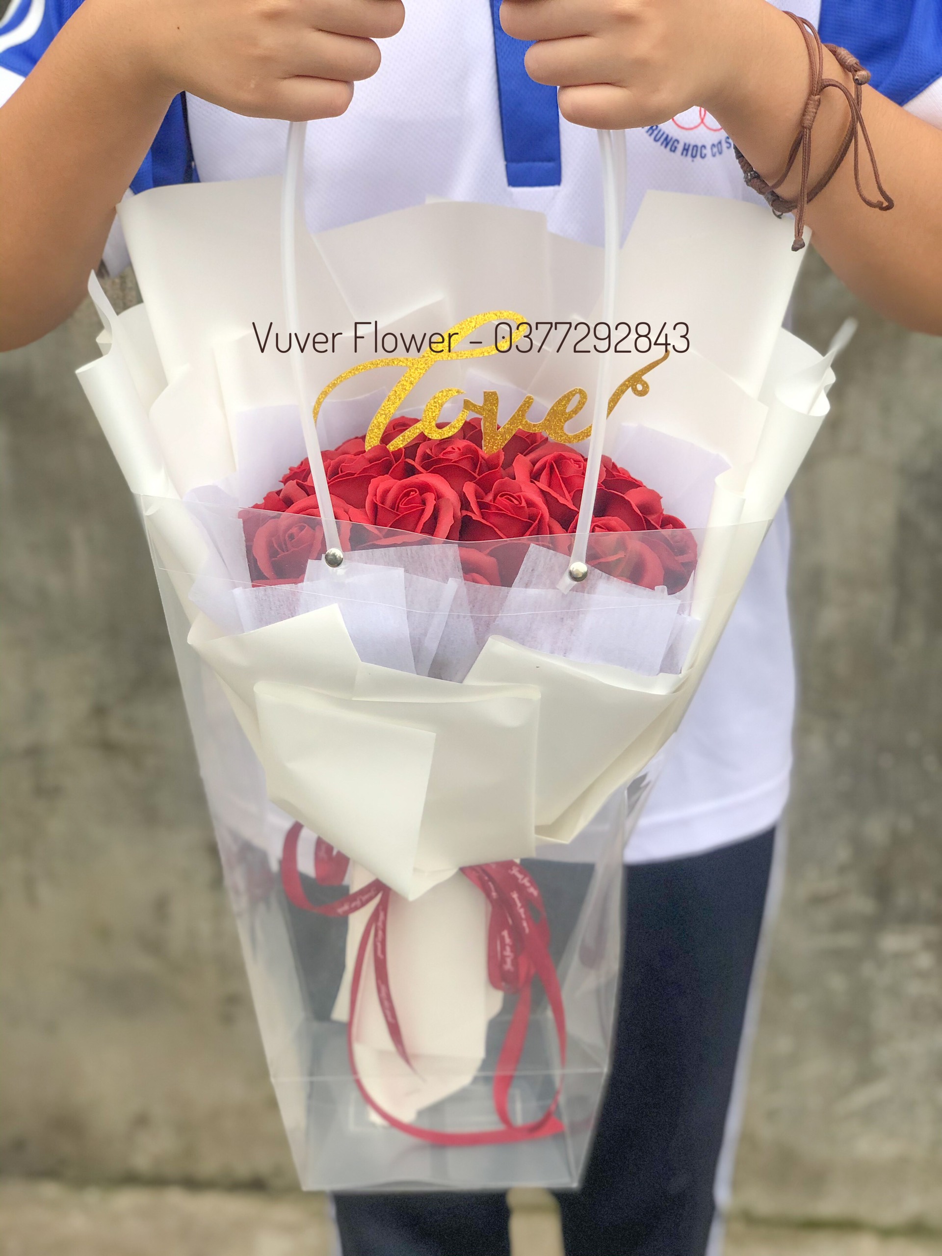 Túi mica đựng hoa trong chữ t, phù hợp đựng hoa tươi, hoa sáp, hoa lụa tạo nên sự lịch sự cho bó hoa