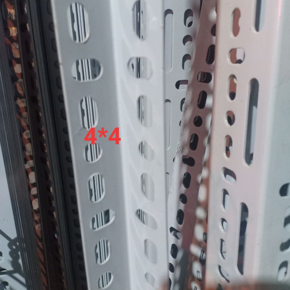 4 cây sắt v lỗ (4*4) dài 80cm