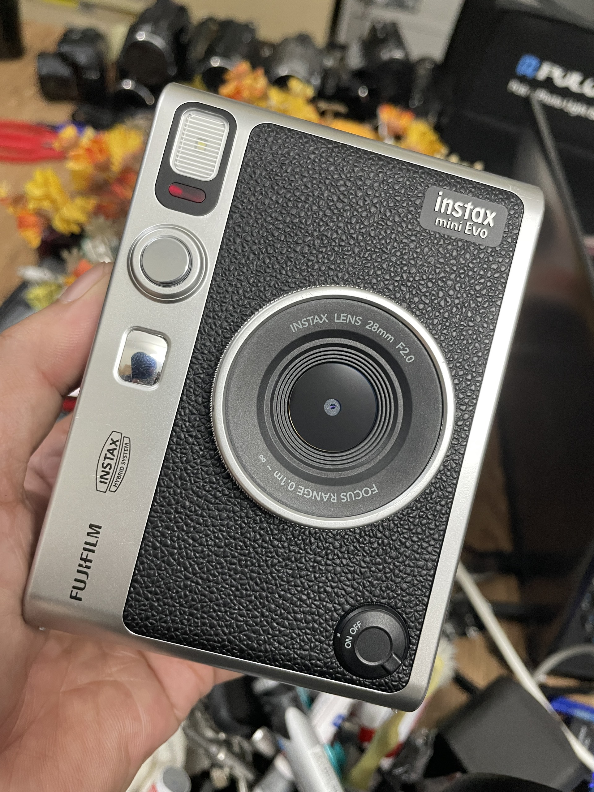 Máy ảnh FujiFilm Instax Mini Evo vừa chụp phim vừa lưu thẻ nhớ