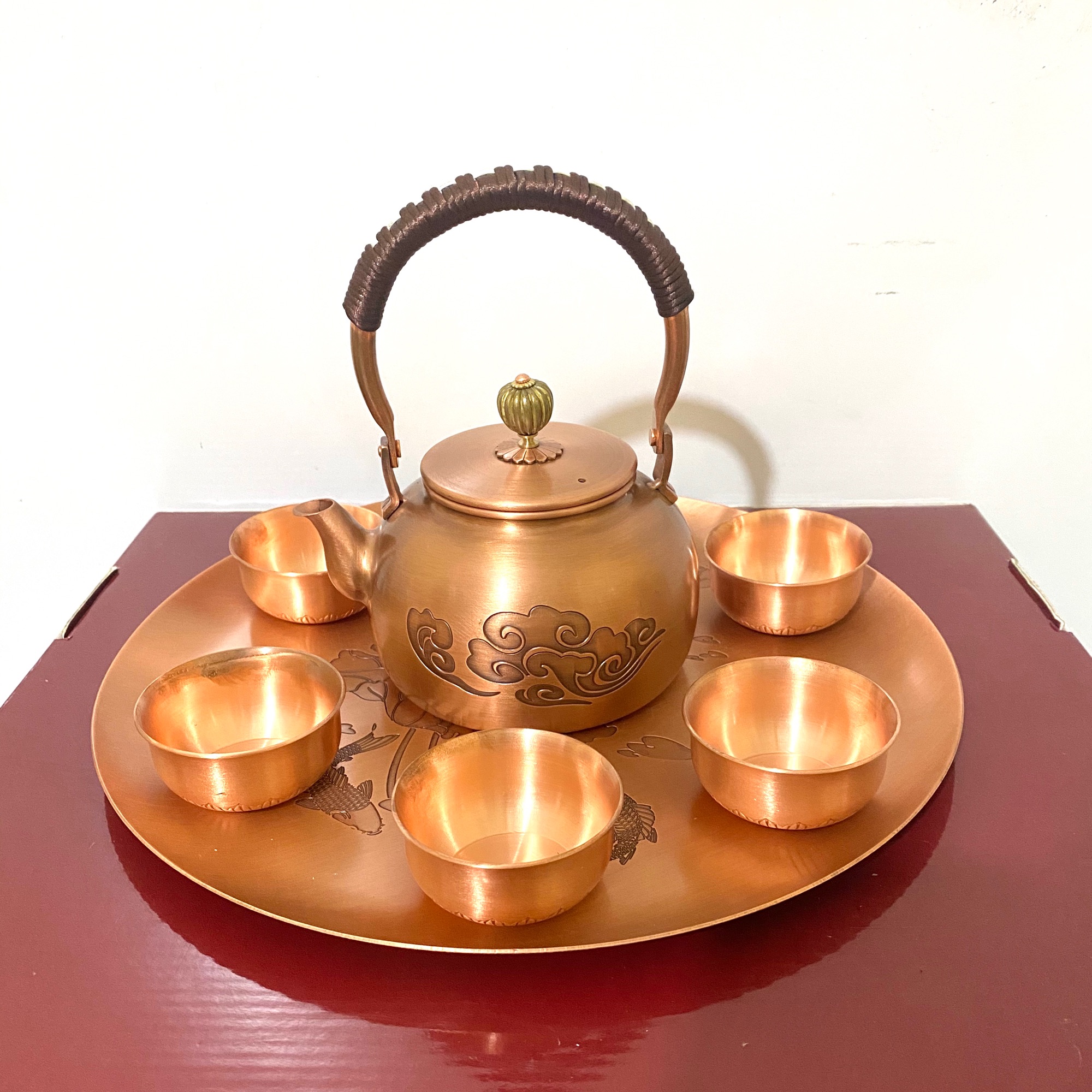 BỘ ẤM CHÉN  CỠ TO CHẤT LIỆU BẰNG ĐỒNG HOA VĂN TINH TẾ SẮC NÉT DÀY DẶN