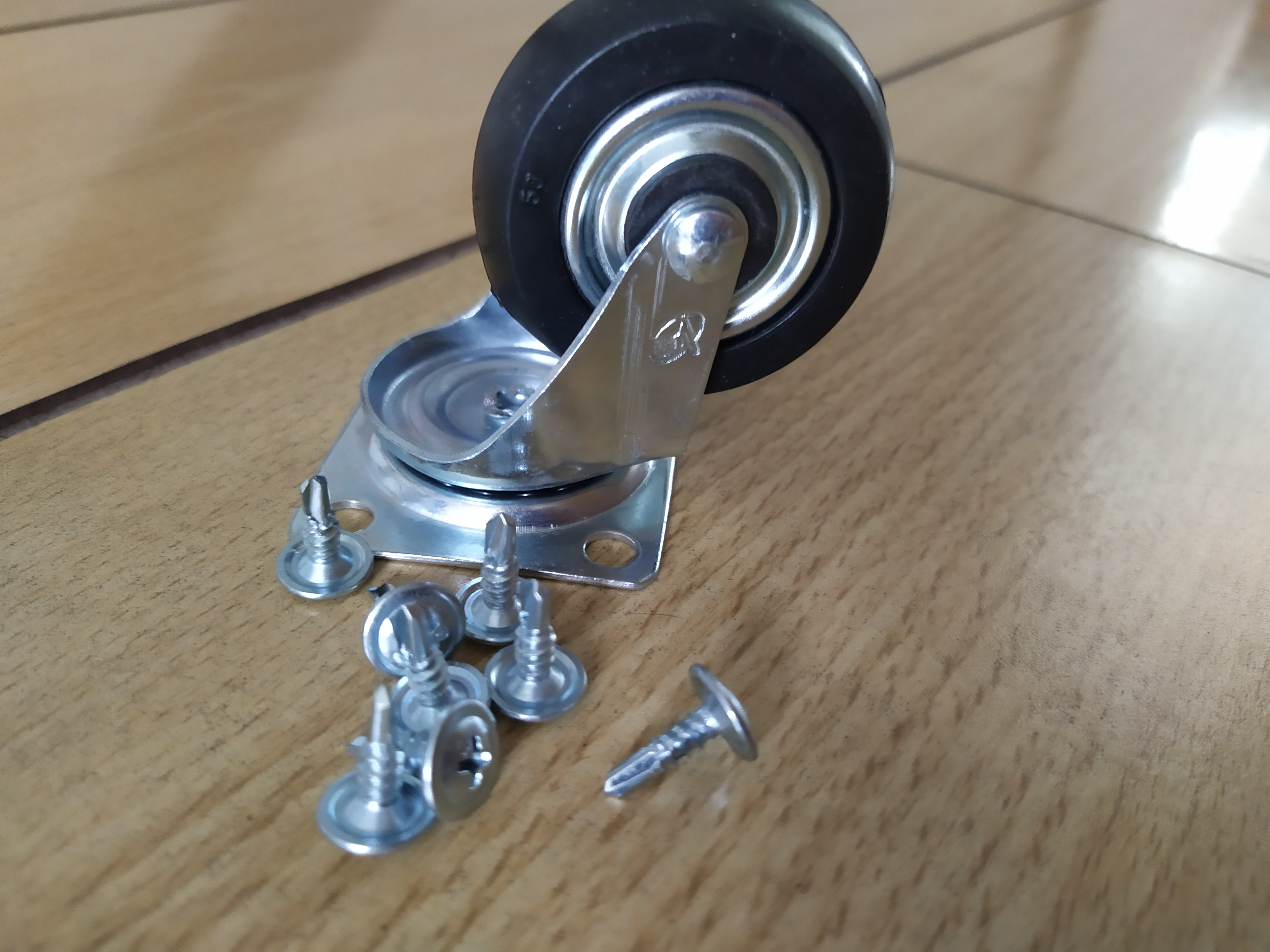 Bánh xe xoay 360 đa năng vỏ cao su kích thước 5cm