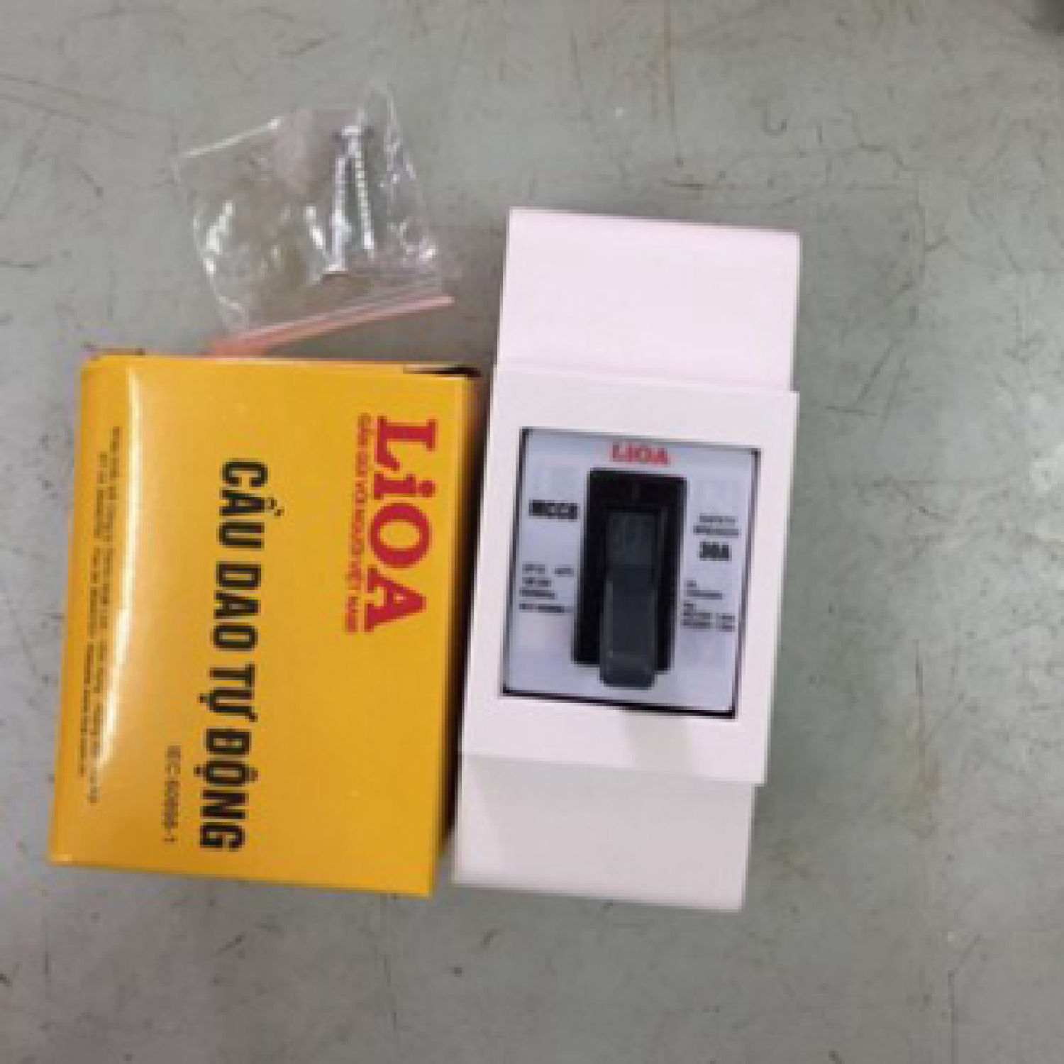 Cầu dao tự động an toàn aptomat lioa 30a + vỏ