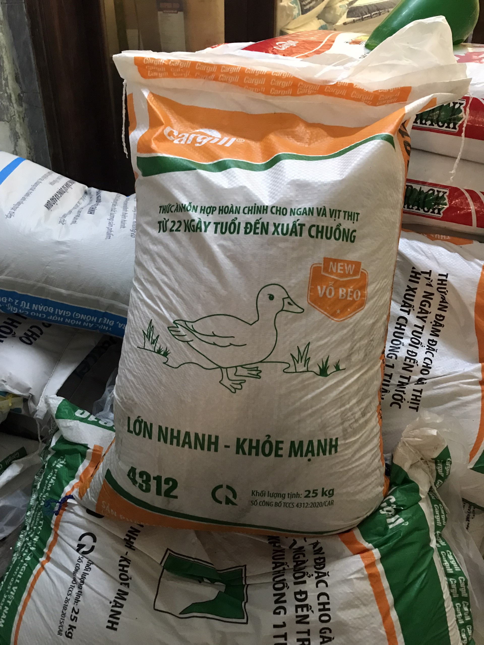 cám vịt, ngan to từ 22 ngày tuổi đén xuất chuồng 1 kg