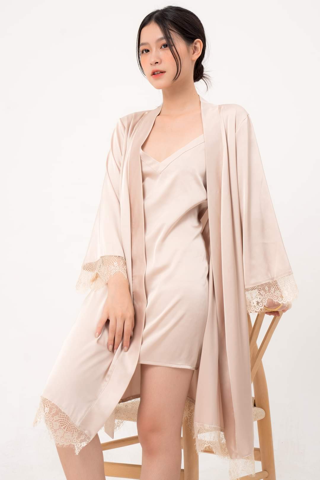 Set áo choàng ngủ kèm váy ngủ 2 dây sang chảnh có đai áo-Màu nude