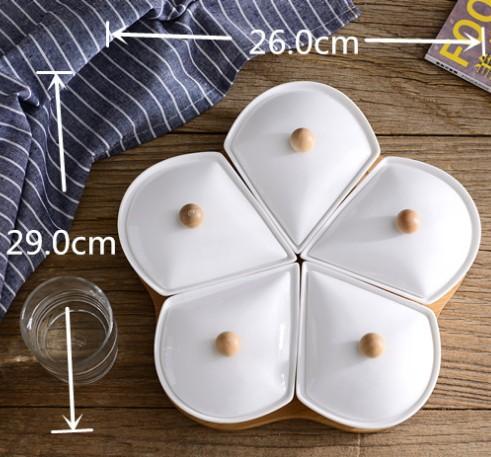 Hộp mứt tết 5 ngăn rời bằng sứ trắng kèm đế gỗ tiện dụng, Khay đựng bánh kẹo, mứt, ô mai ngày tết cổ truyền hình cánh hoa 5 ngăn có nắp đậy giá rẻ, hop mut tet 5 ngan roi bang su trang kem de go tien dung