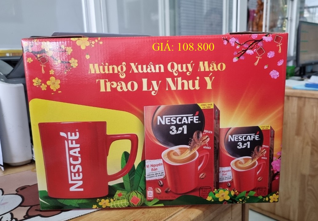 Hộp quà tết phát lộc: nescafé 3in1 cà phê rang xay hòa tan đậm đà hài hòa với ly sứ nescafe