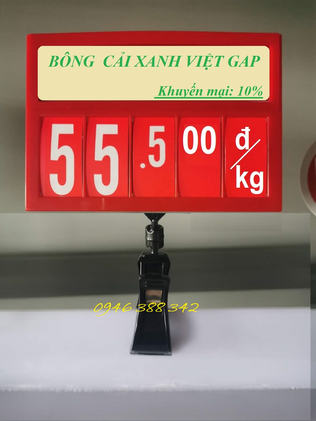 Bảng giá siêu thị đã bao gồm chân kẹp, màu đỏ kích thước 12 x 8.5cm chuyên dùng hiển thị giá sản phẩm, có bộ số để thay đổi giá sản phẩm.
