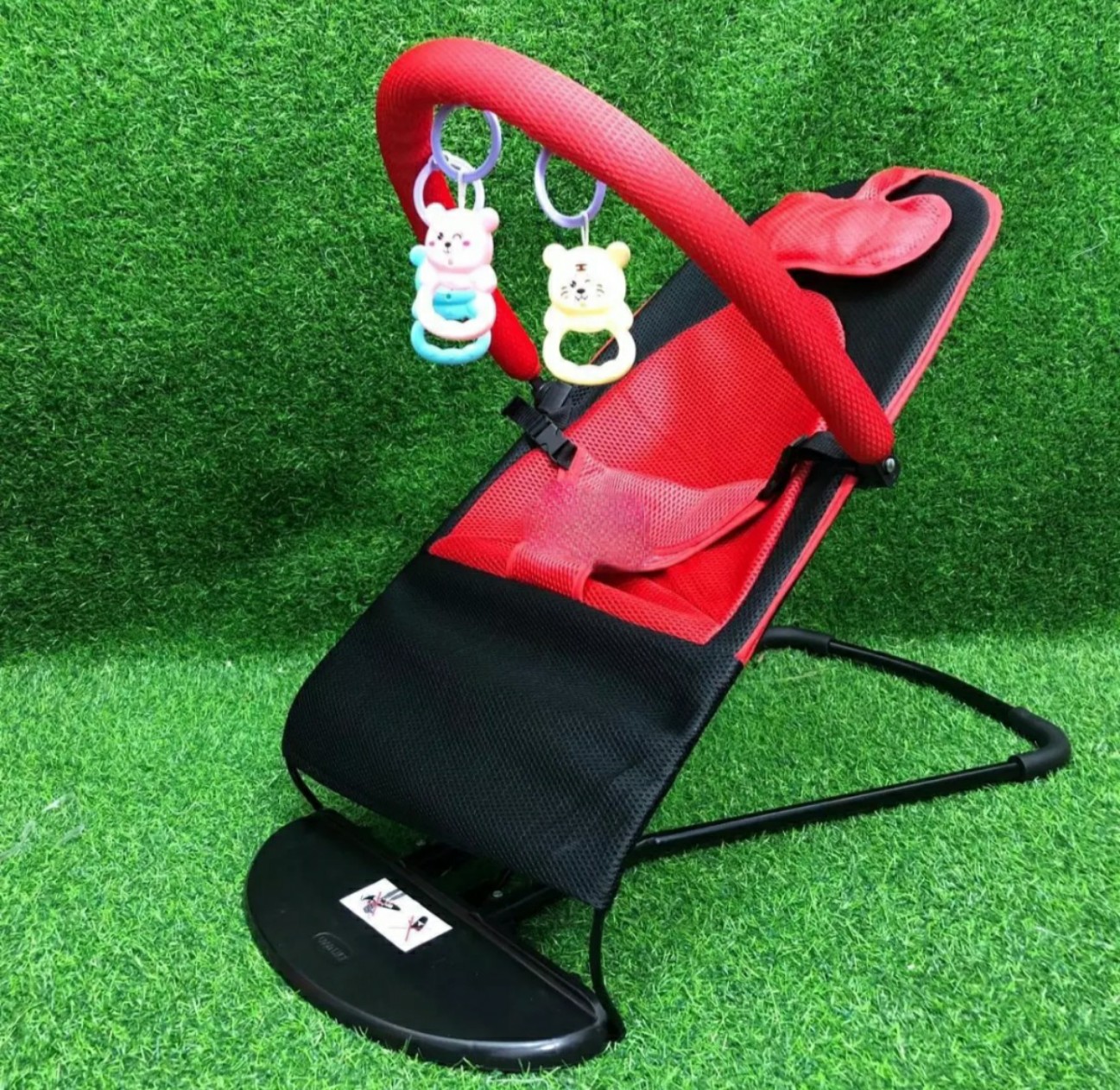 Ghế rung ghế nhún cho bé có đồ chơi, chất liệu và thiết kế thông minh, đảm bảo an toàn cho trẻ sử dụng