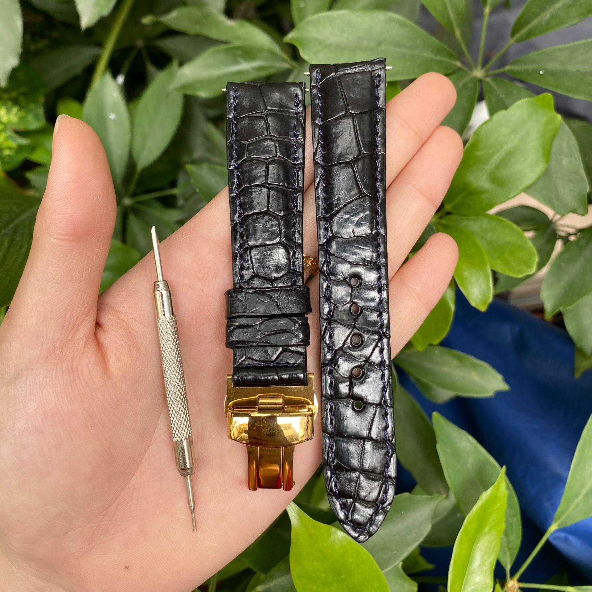 DH1.1.Dây đồng hồ Da Cá Sấu Đen Hạt Phát hiện giả ĐỀN 10 LẦN, TẶNG 2 chốt và  cây tháo lắp đồng hồ