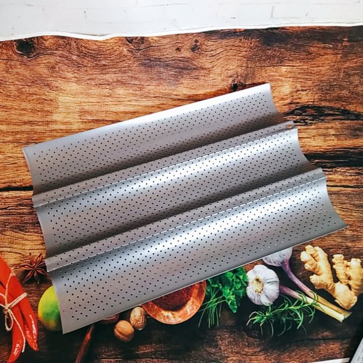 Khay nướng BÁNH MÌ BAGUETTE CHỐNG DÍNH lượn sóng khay Vỉ NHÔM DÀY chắc chắn. Dụng cụ làm bánh 3 SÓNG, 4 Sóng tiện dụng cho LÒ NƯỚNG MINI. Khay chống dính làm cho bánh đẹp hoàn hảo, dễ vệ sinh, AN TOÀN KHI SỬ DỤNG