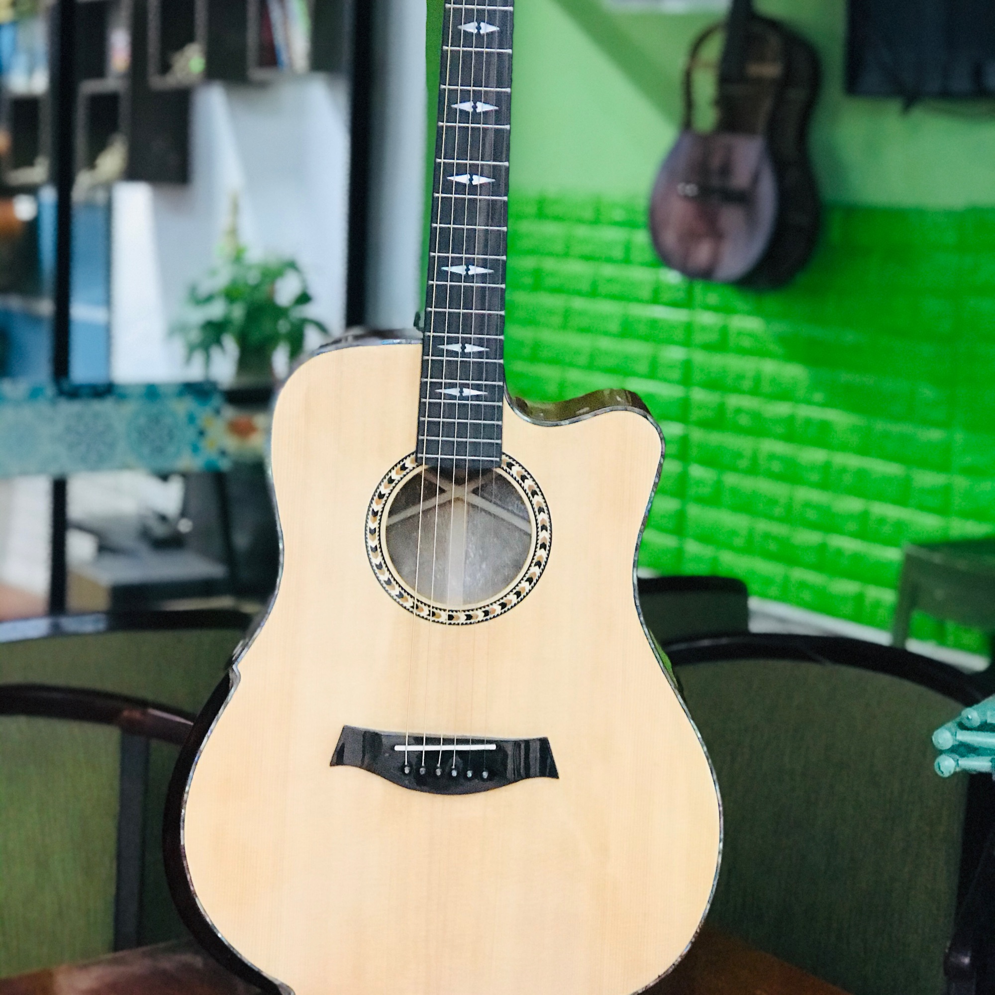 Đàn guitar gỗ XÁ XỊ nu nguyên tấm.