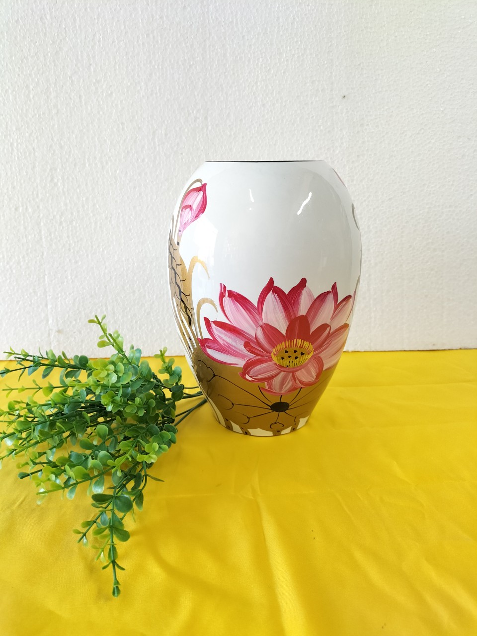 Lọ hoa dáng xoài, sơn mài mỹ nghệ bát tràng. nền trắng vẽ hoa sen hồng, s3 cao 22.5cm rộng 14cm,model:lhdxt3vsh,0.75kg