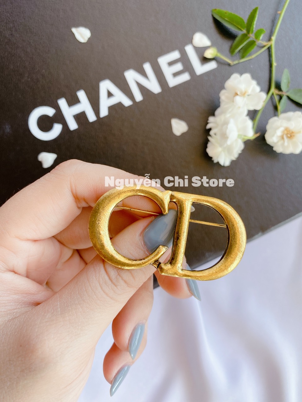 Tag cài áo phụ kiện siêu sang chảnh
