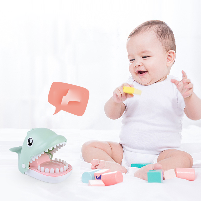 Đồ chơi vui nhộn cho bé hàm răng cá mập cắn tay, đồ chơi trẻ em khám phá vui chơi cả ngày dài