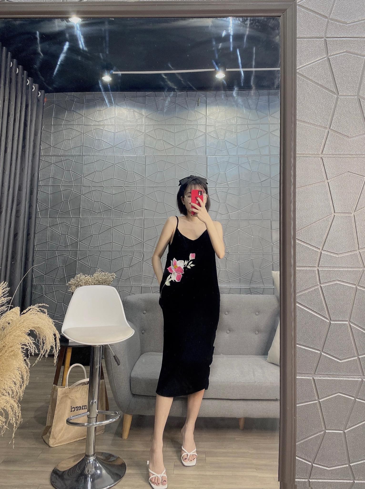 Váy hai dây nhung đen thêu hoa sen