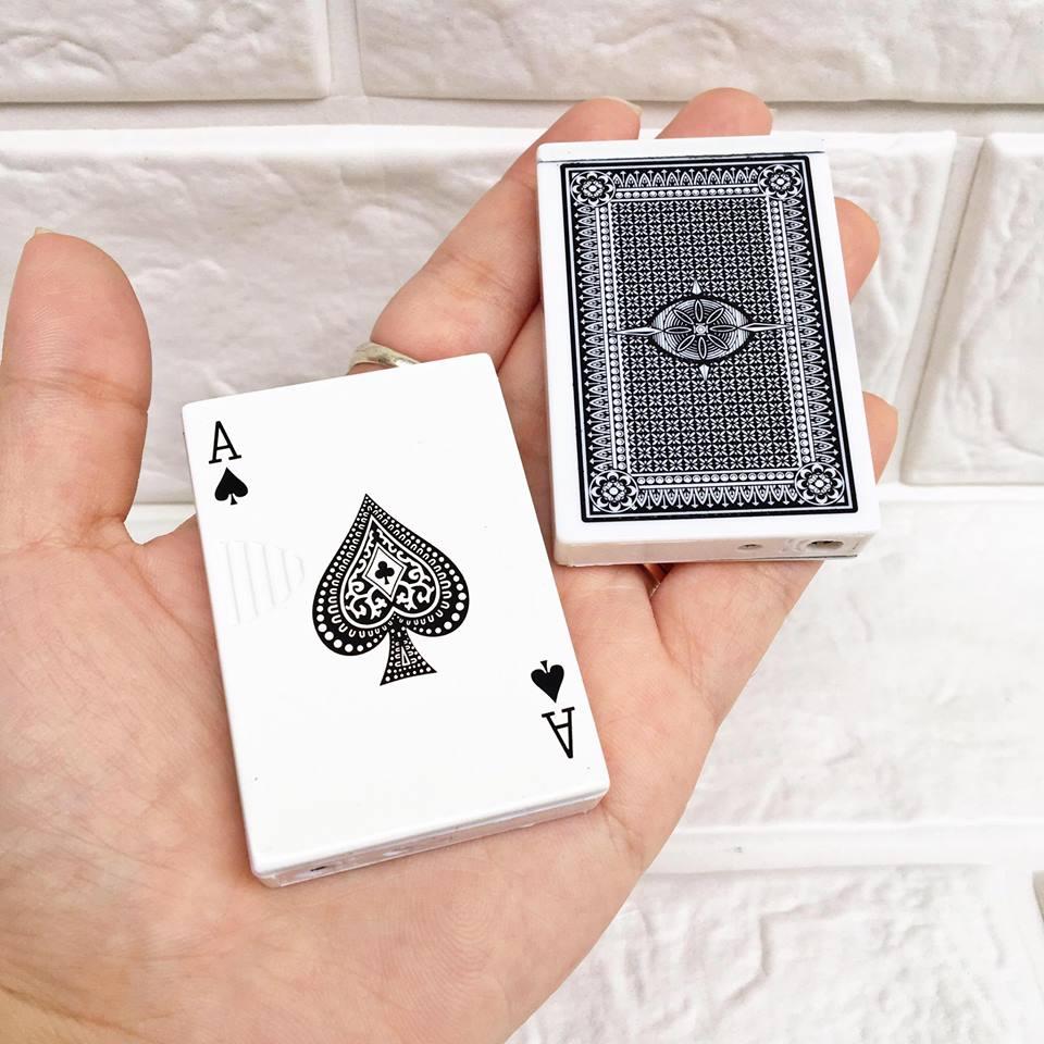 BẬT LỬA KHÈ HÌNH LÁ BÀI ( Nhựa )
