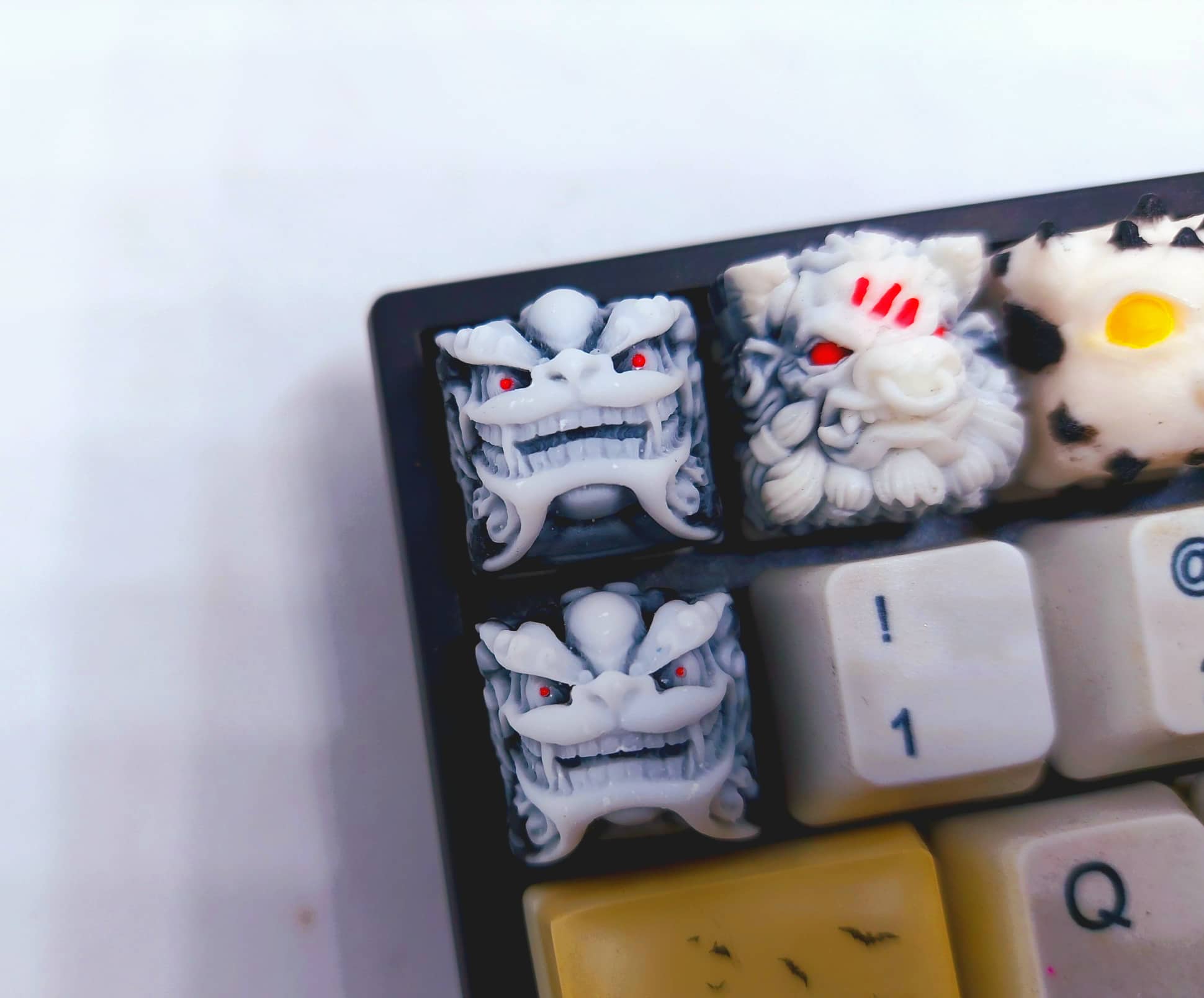 Keycap Shishi clone tone trắng đen trang tri bàn phím cơ gaming.