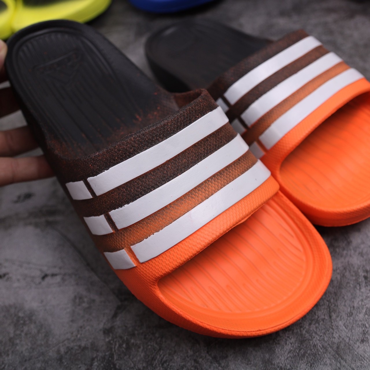 [HCM]Dép Nam Đúc 3 Sọc Quai Ngang Adidas Duramo Marbled Hàng VNXK ( Hình Thật ) - Đế Phun Đen Cam Sọc Trắng  20201009 010