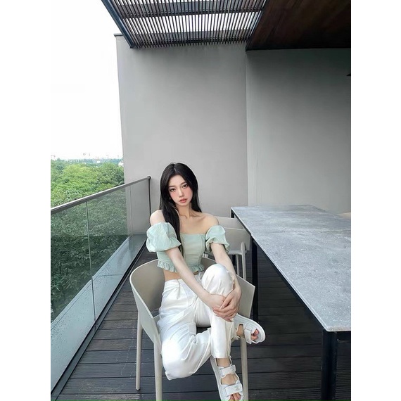 Áo Croptop Trễ Vai Ngắn Tay Bồng Bềnh Bo Chun Nhún Viền Bèo Duyên Dáng A5286