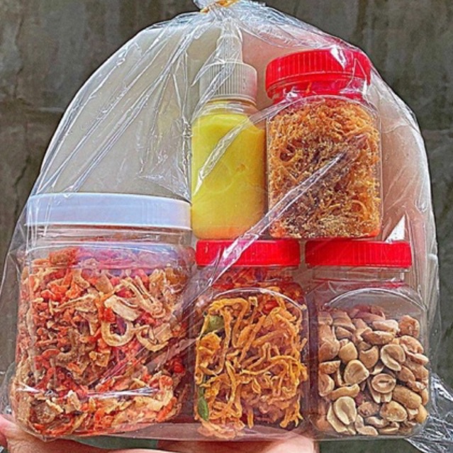 Combo nhiều topping: bánh tráng phơi sương, muối tép hành phi, bơ béo, khô gà, đậu phộng, chà bông