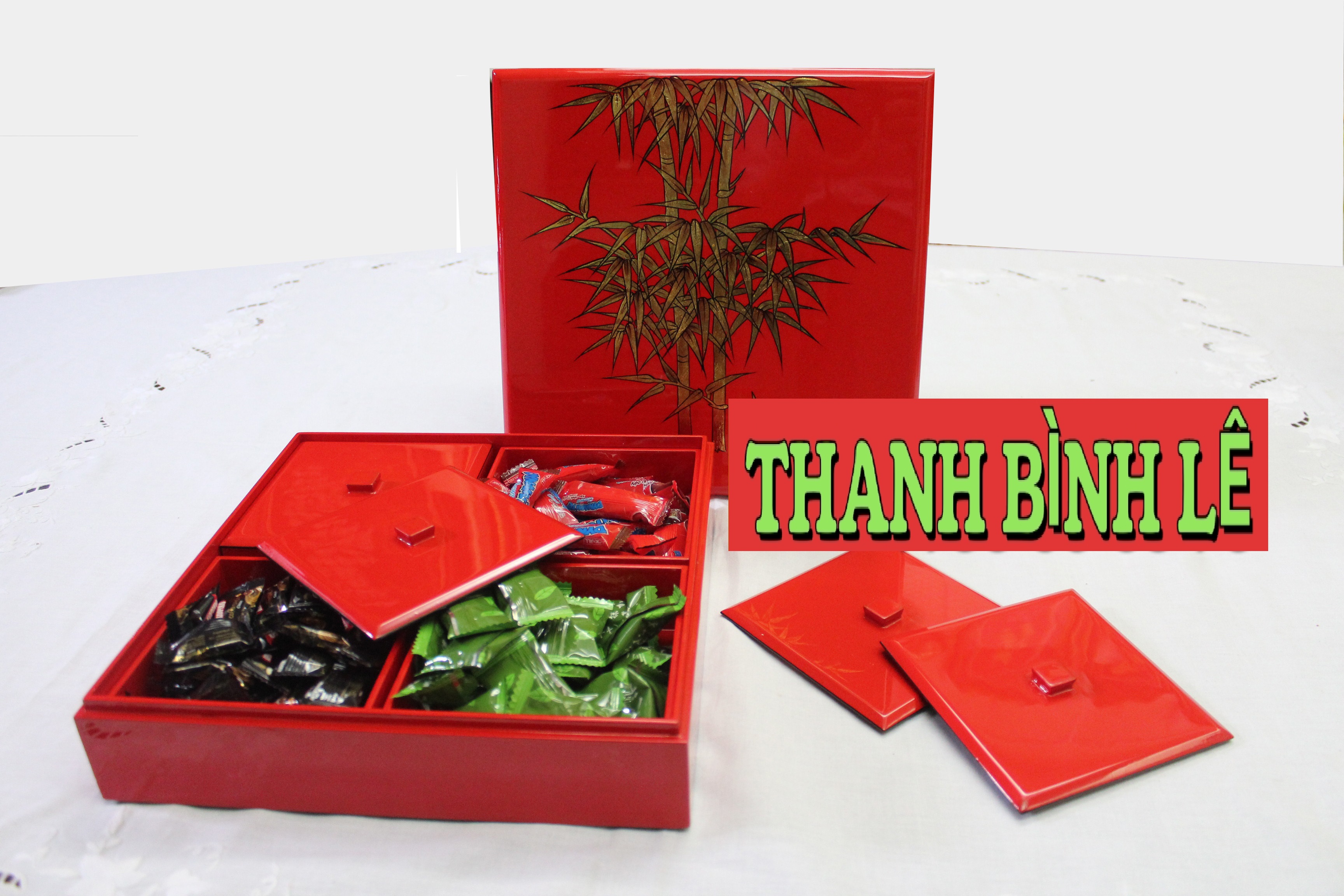 Hộp đựng bánh mứt sơn mài cao cấp Thanh Bình Lê, hộp vuông 4 ngăn họa tiết hoa đào hoa mai 31x31x7 cm