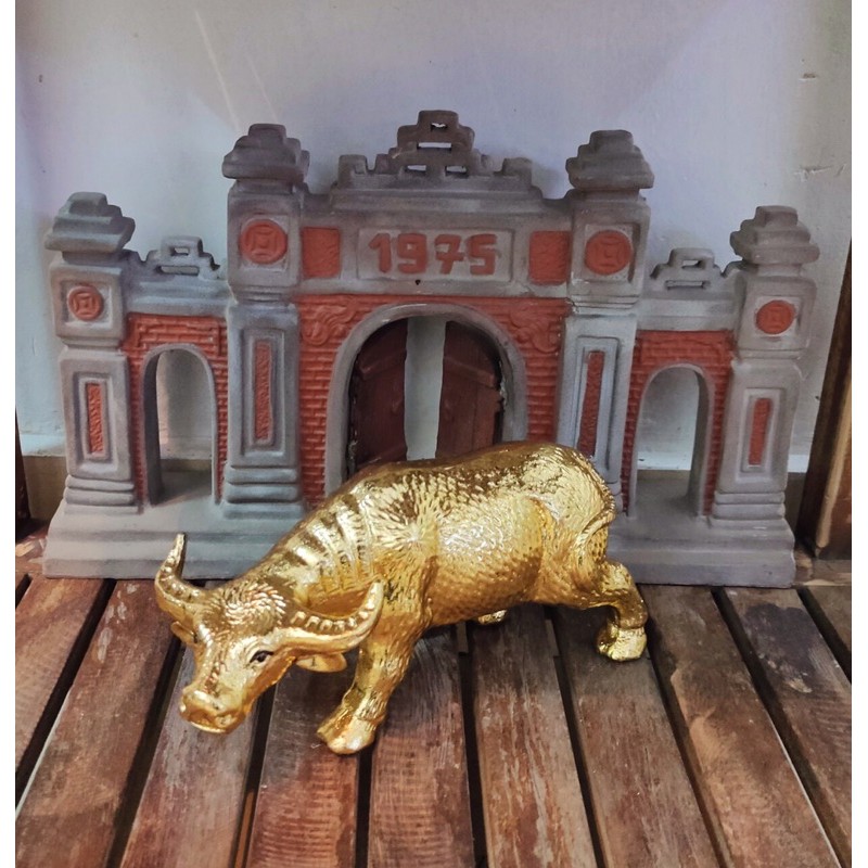 Trâu gốm dát vàng