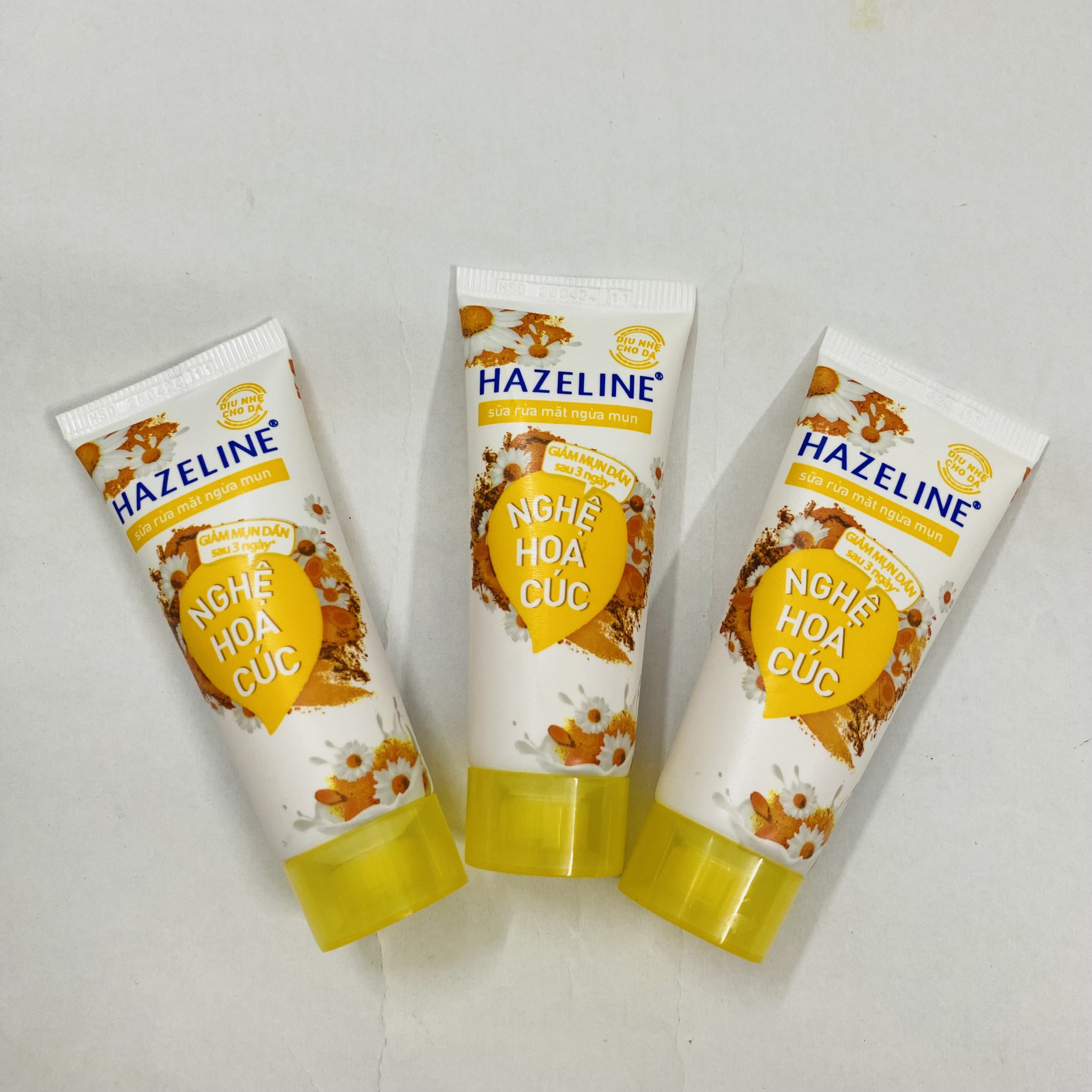 Combo 3 tuýp sữa rửa mặt Hazeline nghệ hoa cúc 15g/tuýp