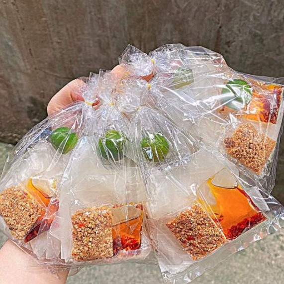 Xâu bánh tráng muối satế - xâu 12 bịch bánh tráng phơi sương