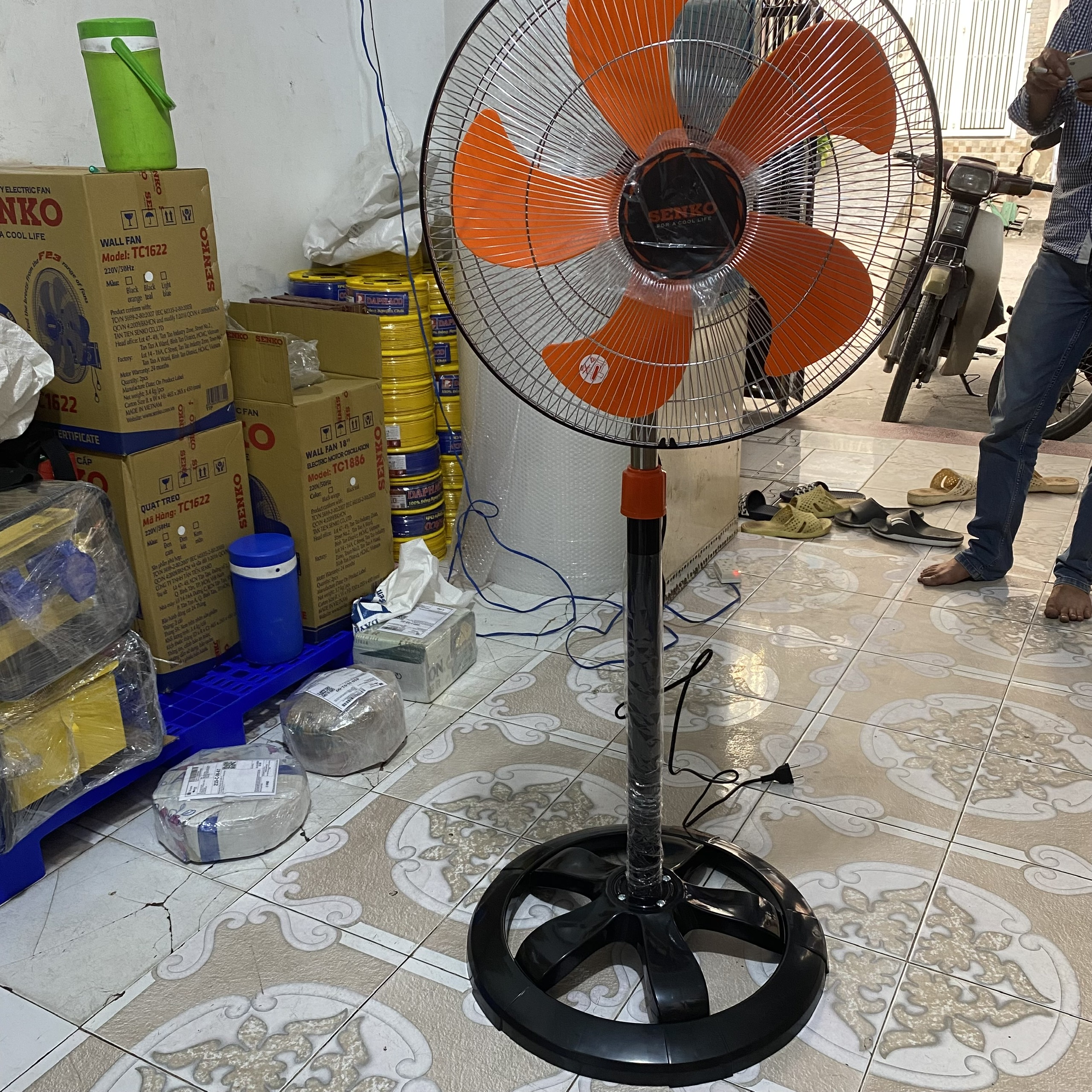 Quạt đứng công nghiệp đen cam DCN1808 Senko lồng mạ Crom
