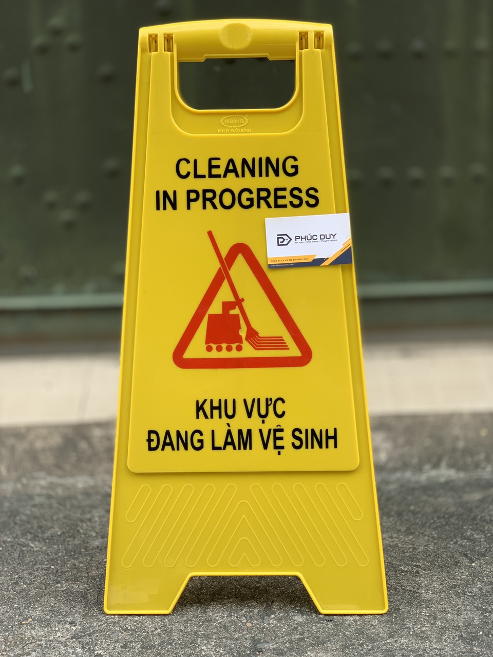 Bảng cảnh báo đang làm vệ sinh chữ a