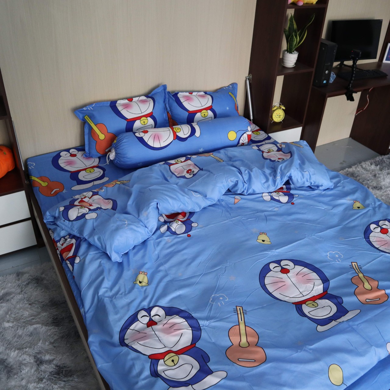 Bộ 5 Món Vỏ Chăn Ga Gối Cotton Poly Mẫu DOREMON ĐÀN, (1 Drap bo chun + 2 vỏ gối + 1 vỏ chăn + 1 vỏ gối ôm); Màu sắc; họa tiết đa dạng; mềm mại, thoáng mát , an toàn với làn da của trẻ