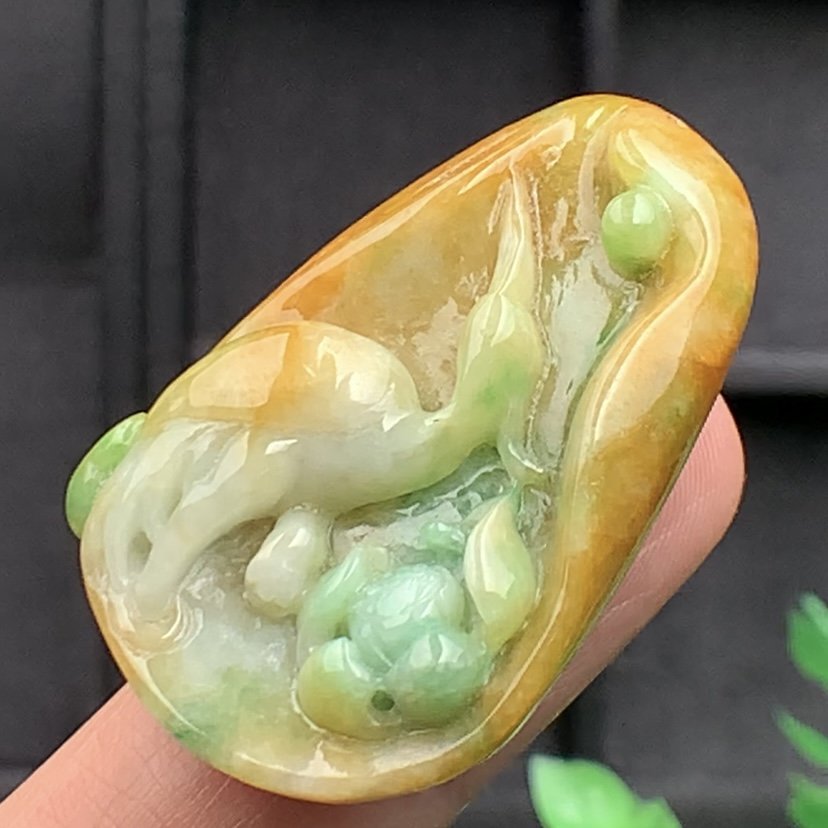 Ngọc phỉ thúy sen hạc huyết