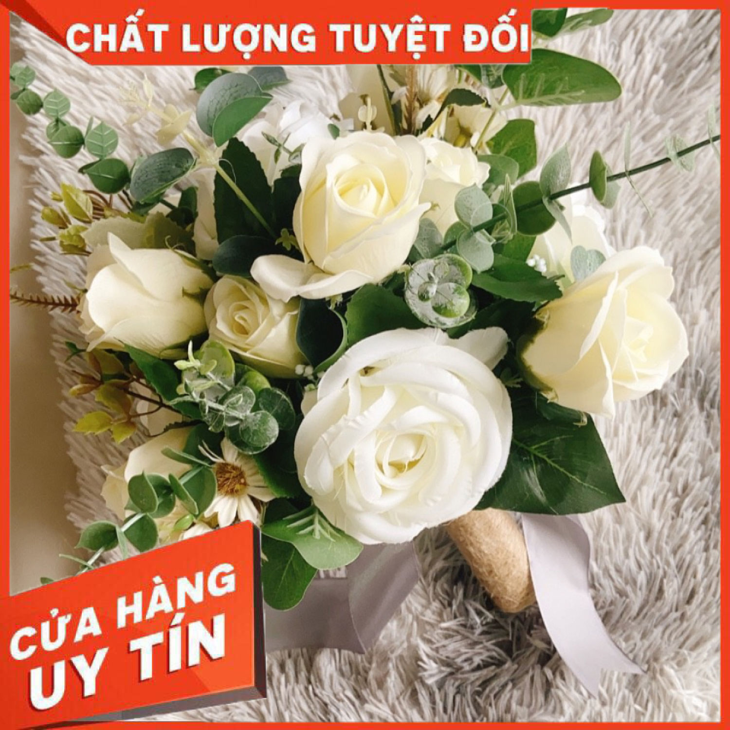 Hoa cầm tay cô dâu lụa cao cấp phối cùng hoa Hồng sáp thơm và điểm lá táo baby trắng