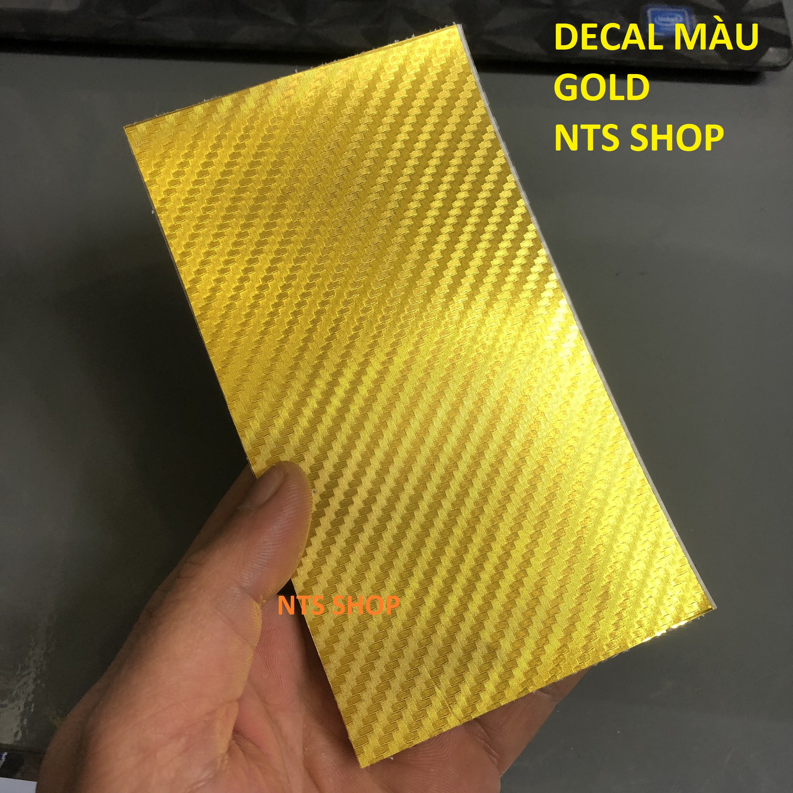 Dán decal carbon màu gold mặt sau smartphone