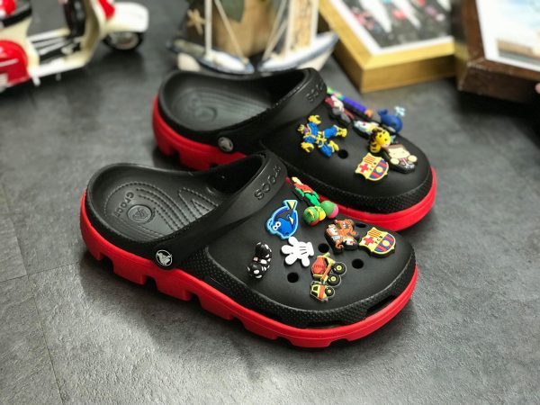 Dép Crorc Nữ Đen Đế Đỏ - Đế Cá Sấu Có Chữ Crocs - Tặng kèm Full 12 Sticker