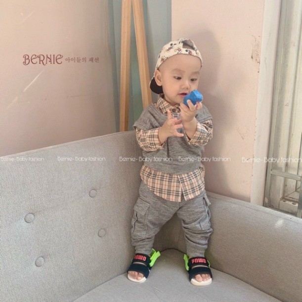 Set áo kẻ kèm áo gile quần xám cho bé