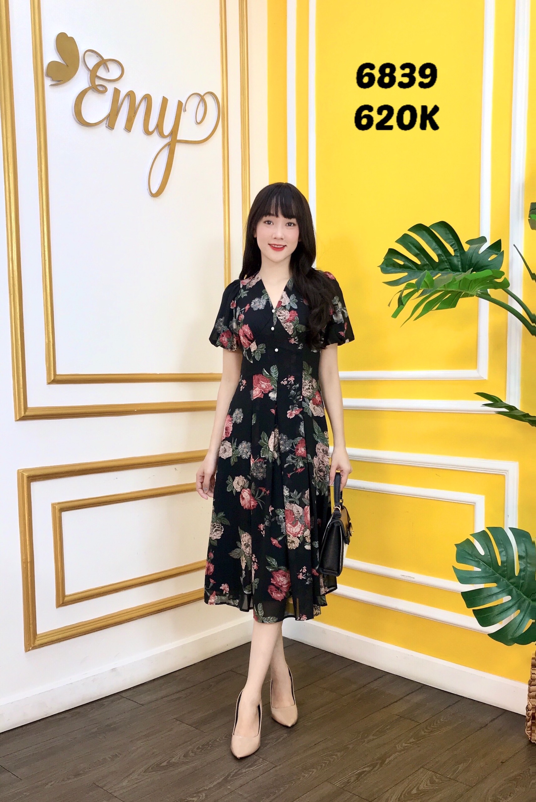 Đầm emy em6839 xoè hoa cổ v nền đen