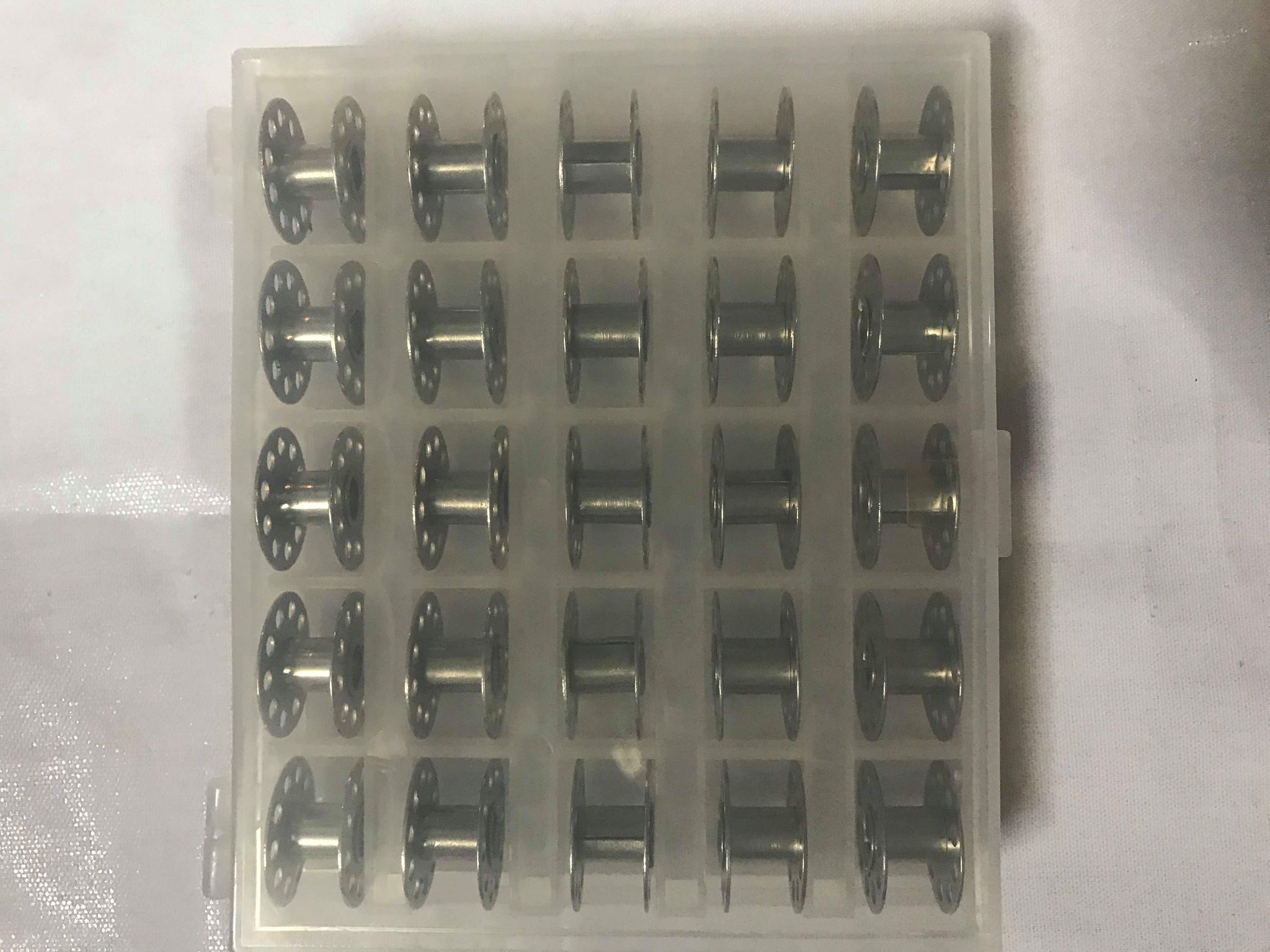 hộp nhựa đựng suốt kèm 25 con suốt
