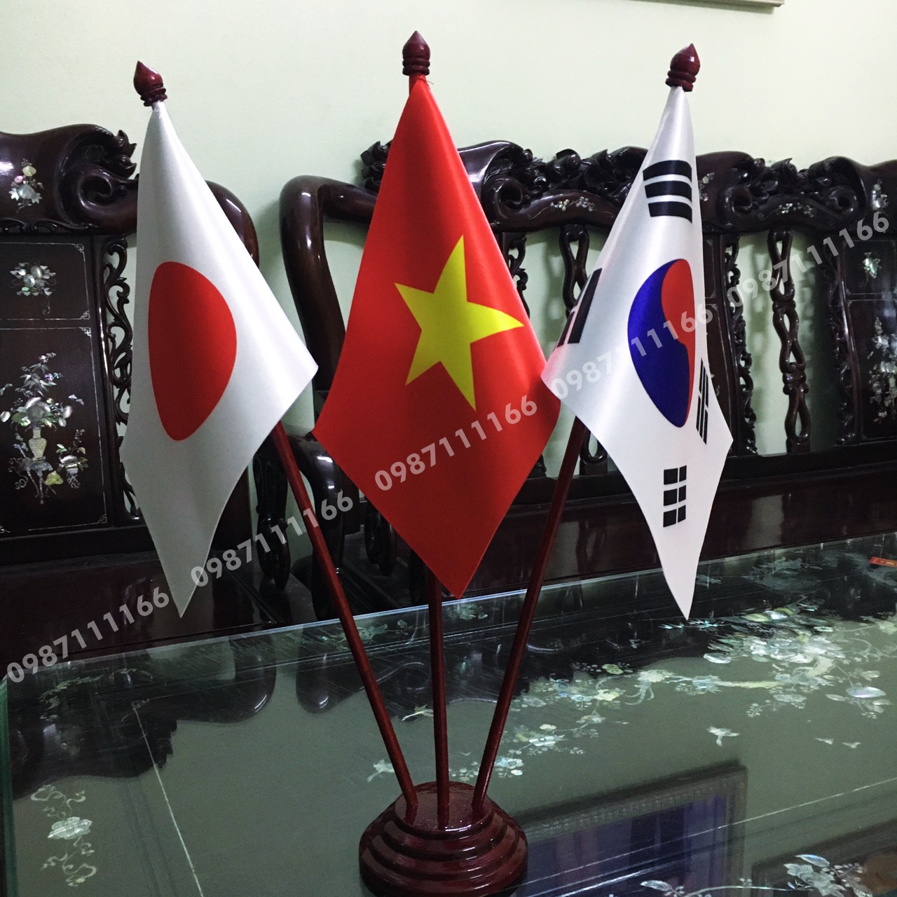 Cờ Để Bàn Làm Việc Đế gỗ cắm 3 cờ Việt Nam - Hàn Quốc _ Nhật Bản Chất liệu vải phi bóng in chuyển nhiệt