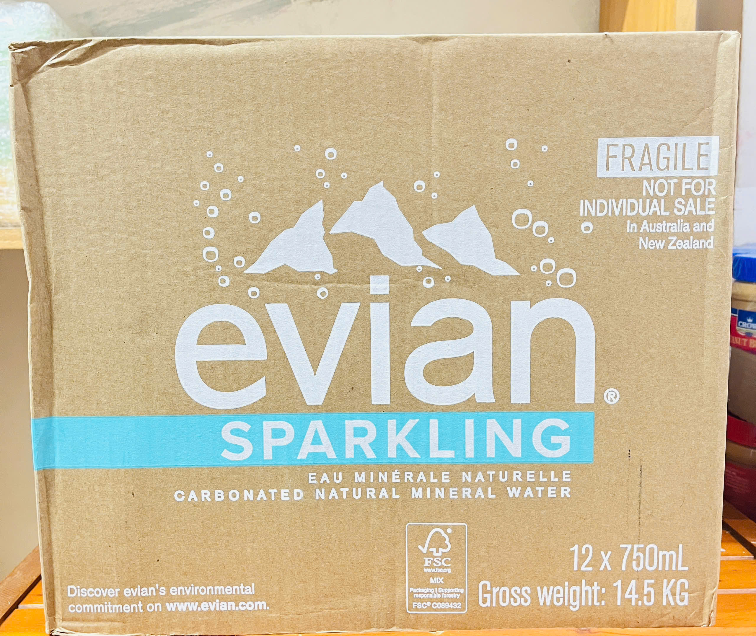 Hỏa tốc Thùng 12 Chai Nước Khoáng Evian Có Ga 750ml x 12-Chai thủy tinh-Sparkling Carbonated Water