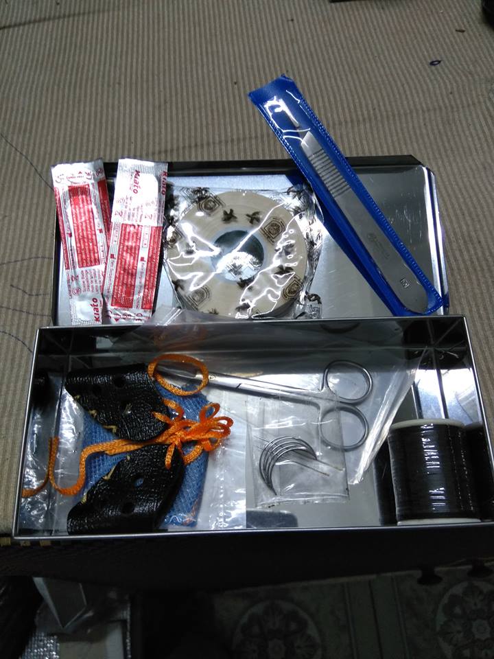 hộp dụng cụ y tế cho gà