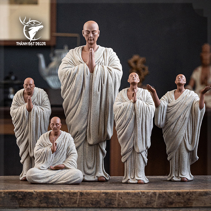 Tượng Gốm Tử Sa Tăng nhân Nhà sư bái phật , Tượng Tu sĩ thành tâm hướng phật Trang Trí Tiểu Cảnh Gỗ Lũa Bàn Trà