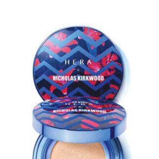 PHẤN NƯỚC HERA LIMITED X NICHOLAS KIRKWOOD KÈM LÕI XANH Phấn Hera C21 xanh UV Mist CushionNicholas Kirkwood là phiên bản phấn nước được sản xuất với đầy đủ mọi tính năng của dòng UV Mist Cushion của Hera cùng một thiết kế đẹp