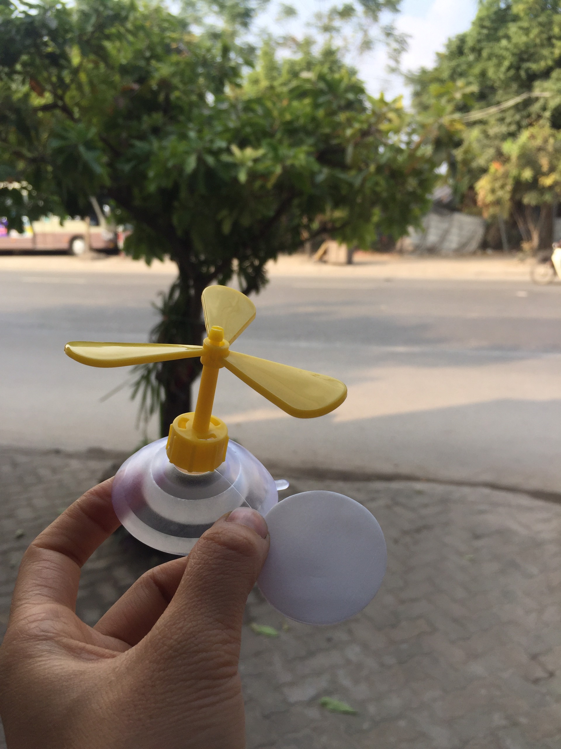 Chong chóng gắn nón bảo hiểm - chong chóng doraemon gắn xe, mũ bảo hiểm
