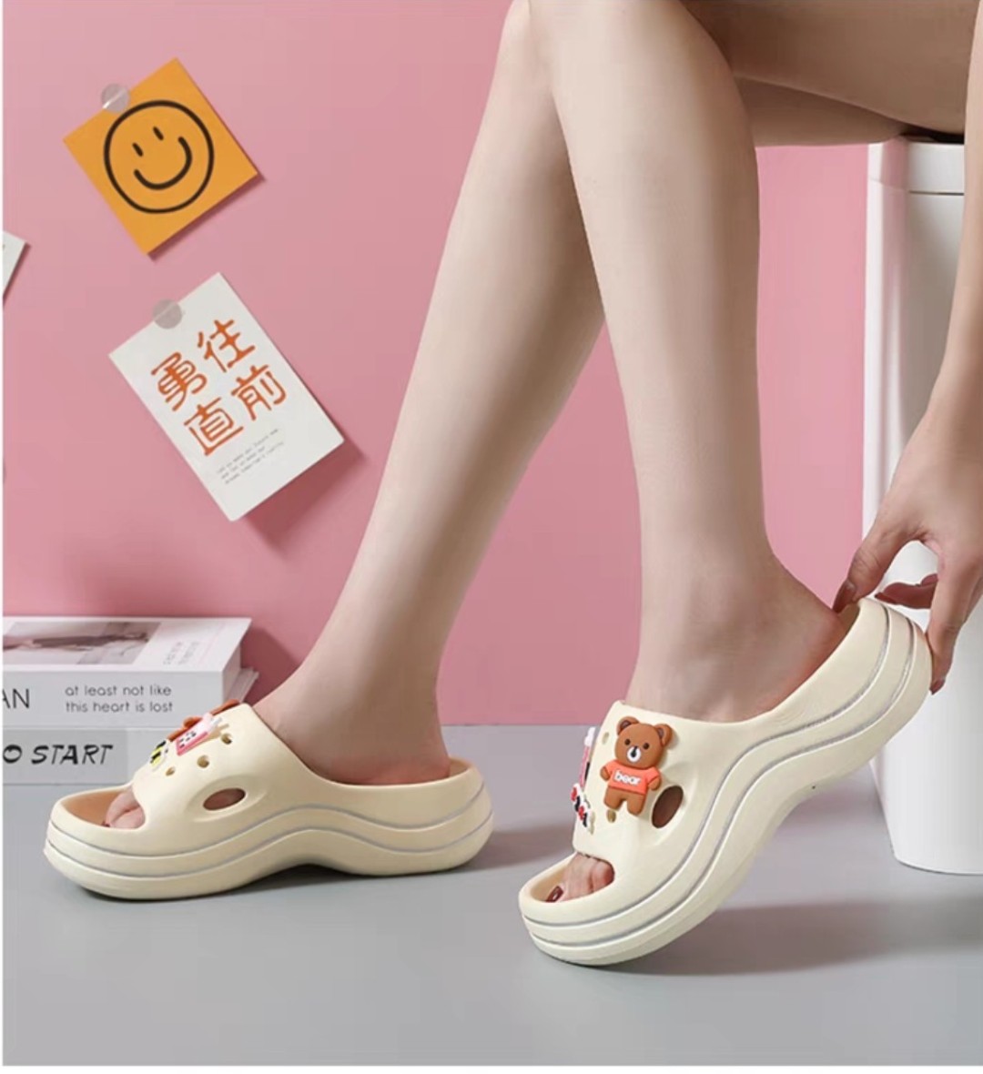 Dép nữ bánh mì đế lượn sóng Sticker gấu - Dép đế bánh mì cao 5p