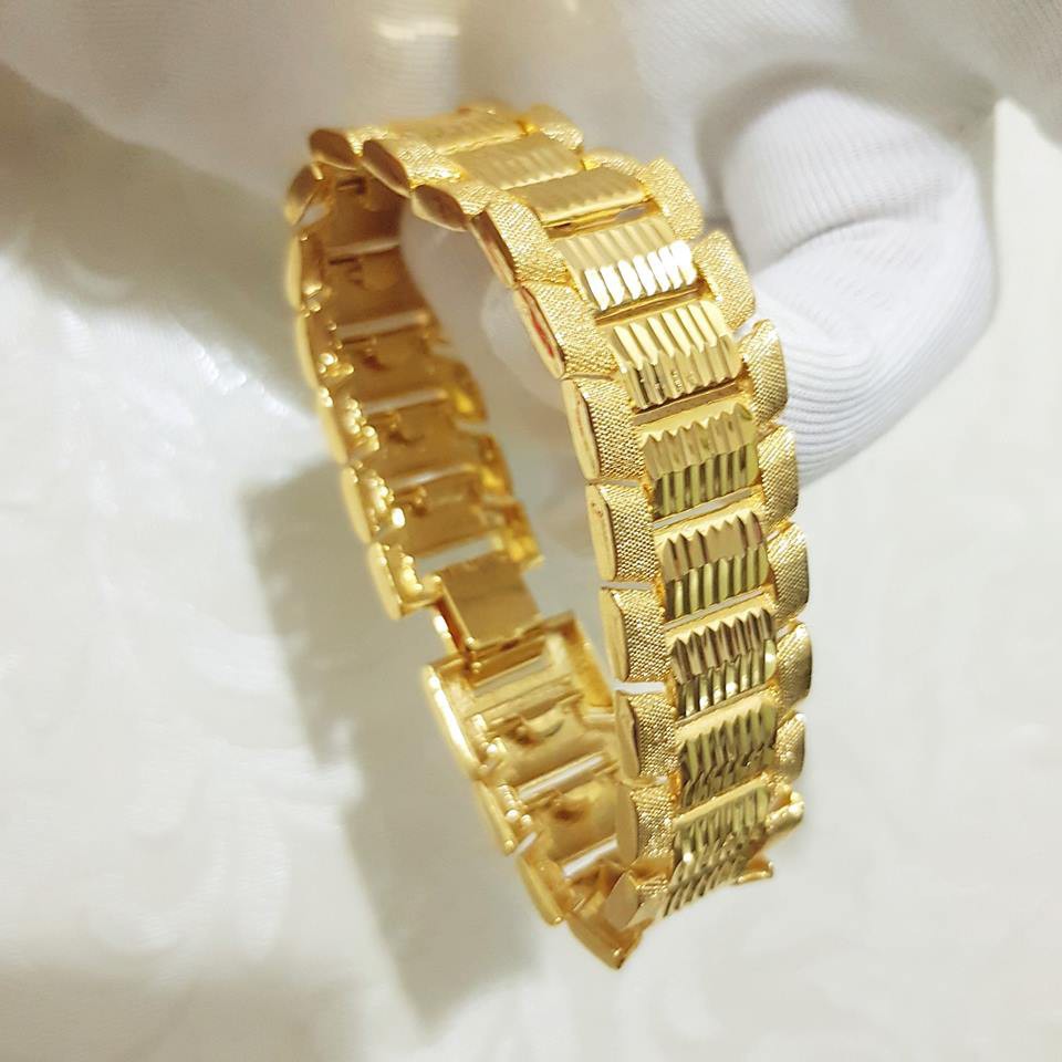 Lắc tay vàng nam bản to 5 cây là món đồ trang sức sang trọng, đẳng cấp và phong cách. Với 5 hàng vàng 18k tráng lớp mạ vàng, chiếc lắc tay này sẽ chắc chắn thu hút sự chú ý của mọi người xung quanh. Click vào hình ảnh để tham khảo và trải nghiệm mẫu thiết kế này.