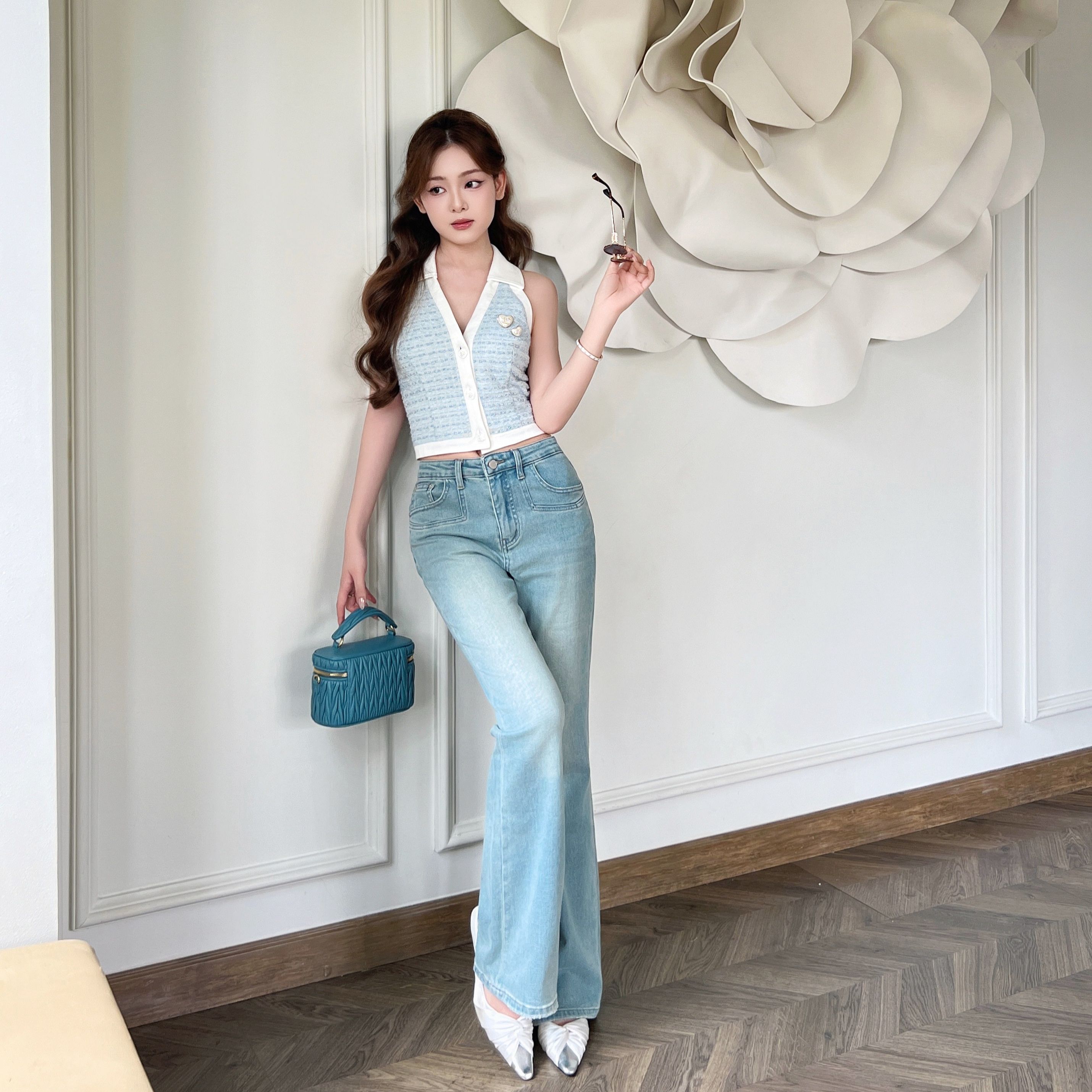 Donna Jeans - Quần Bò Ống Loe Đứng Kiểu Nữ Cạp Cao Form Ôm Co Giãn Nhẹ Sáng Màu Đơn Giản Đi Làm, Đi Học, Đi Chơi