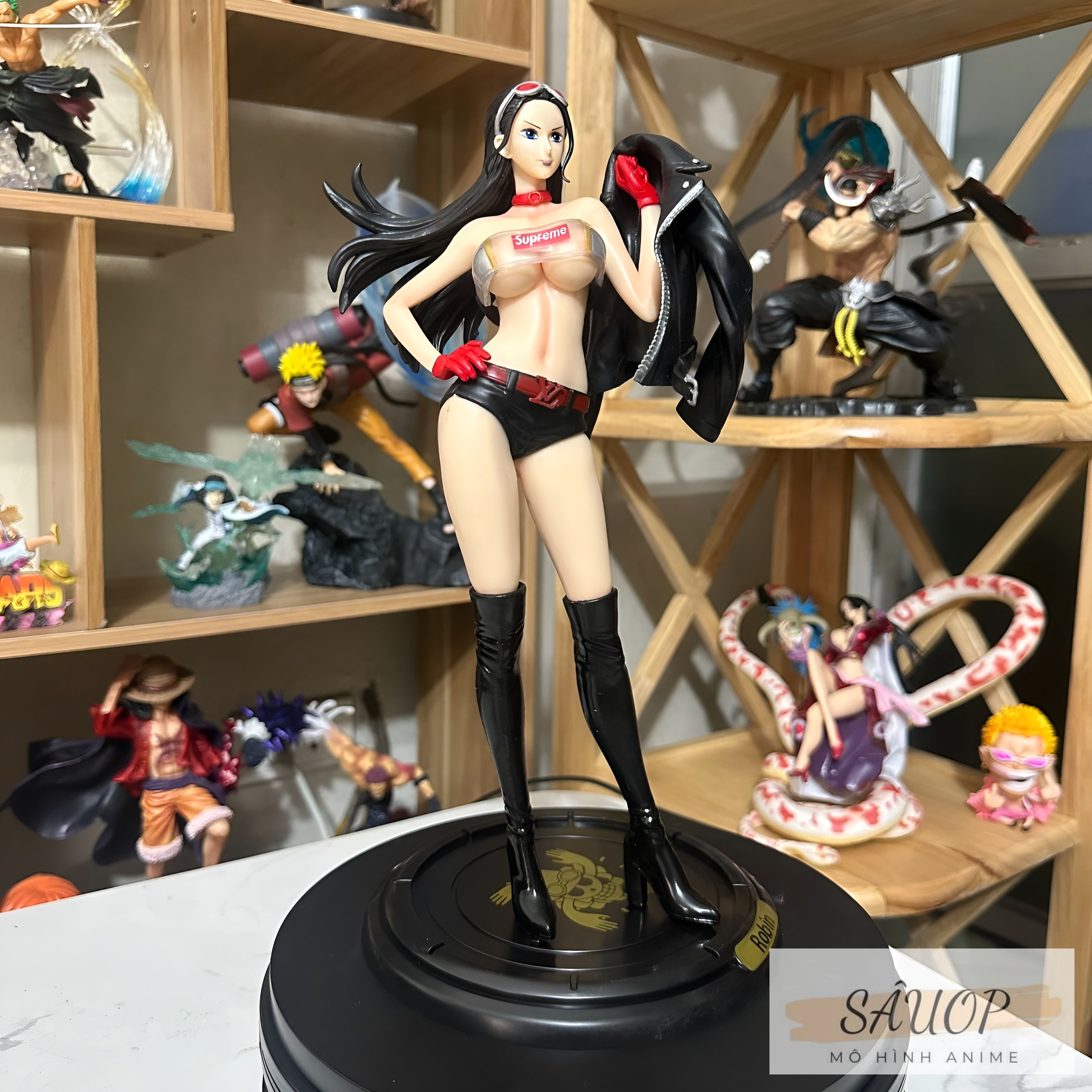 Nico Robin trong trang phục hiện đại siêu quyến rũ