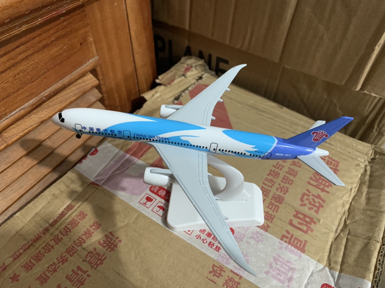 Mô hình máy bay China Southern Airlines 787 18cm có bánh xe