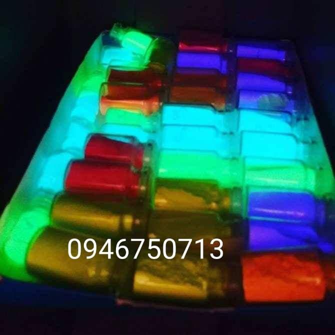 Cobom bo 4 lọ sơn và 4 lọ bột dạ quang
